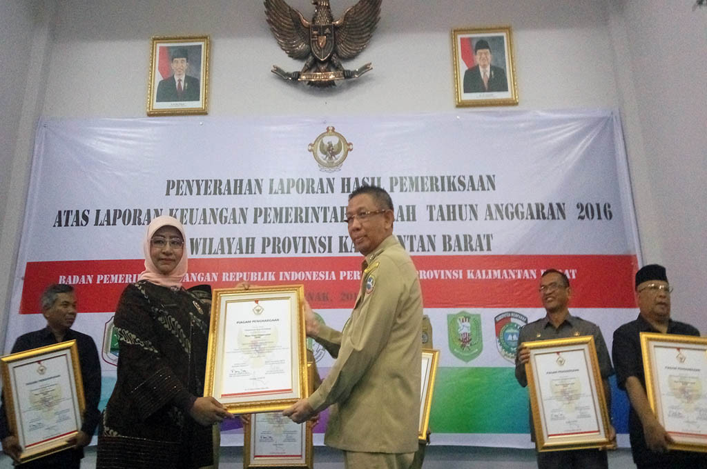 Kepala BPK Kalbar Ida Sundari saat menyerahkan opini WTP ke Wali Kota Pontianak Sutarmidji -- MTVN/Agung Widura