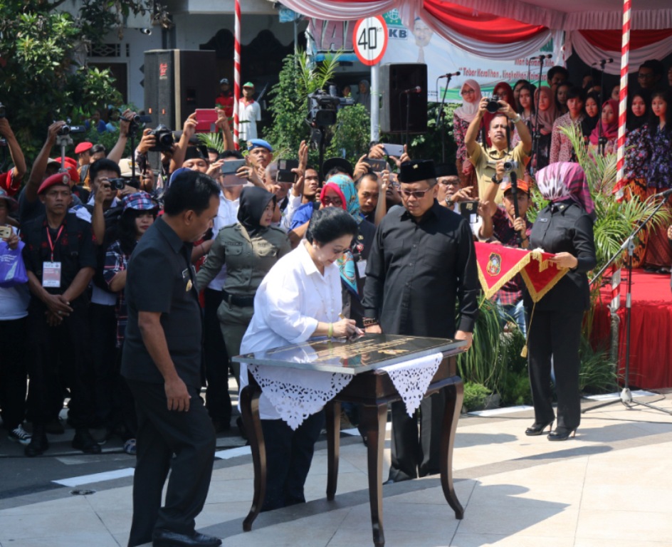 Ketua Umum PDI Perjuangan Megawati Soekarnoputri meresmikan tugu Bung Karno di Kota Blitar--Foto:Istimewa