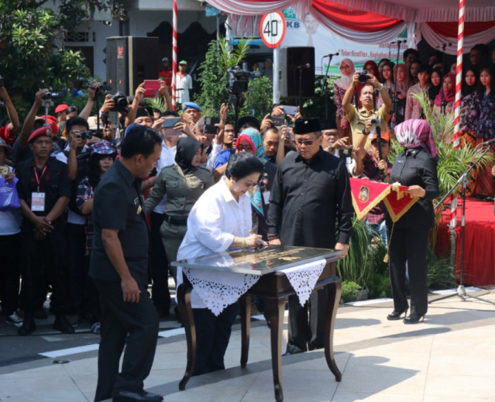 Megawati Resmikan Patung Bung Karno di Blitar