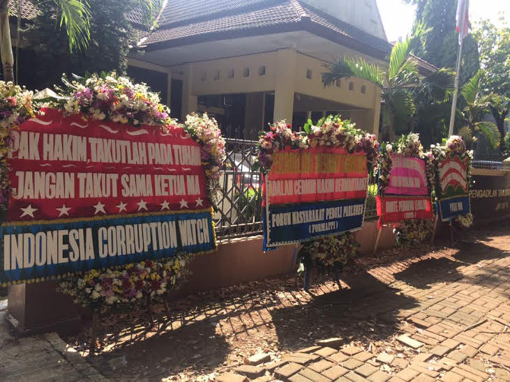 Karangan bunga dari ICW di PTUN/MTVN/Adin