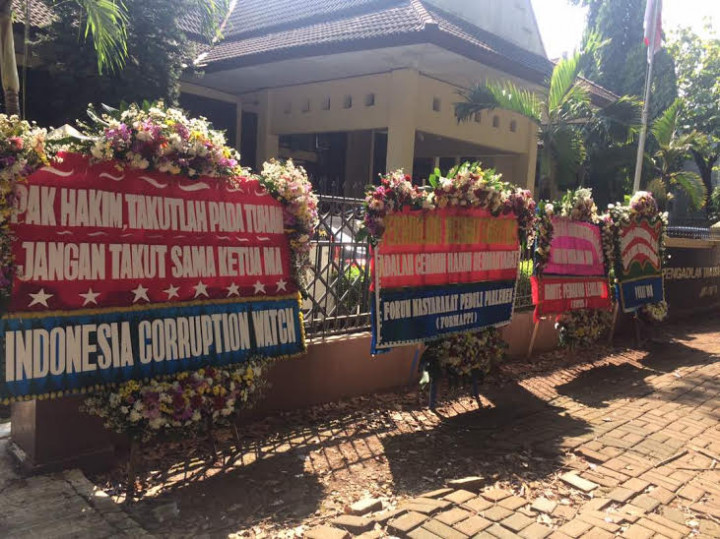 ICW Kirim Bunga Tanda Merdeka ke PTUN