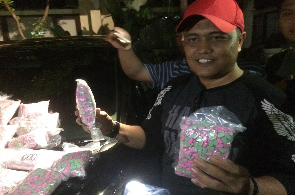 Polisi menunjukkan ekstasi yang didapat dari sebuah tempat hiburan malam ternama di Denpasar, Akasaka, <TVN - Raiza