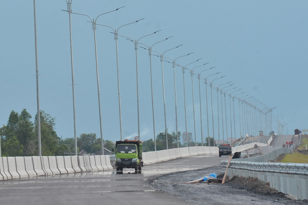 Kendaraan proyek melintasi jalan tol Sumatera Palindra, Ant - Fenny Selly