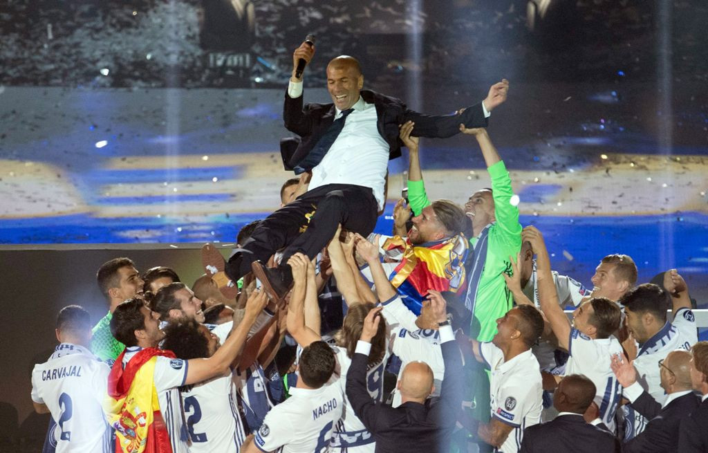 Zinedine Zidane diangkat para pemain Madrid saat perayaan gelar juara Liga Champions di Stadion Santiago Bernabeu (Foto: AFP PHOTO / CURTO DE LA TORRE)