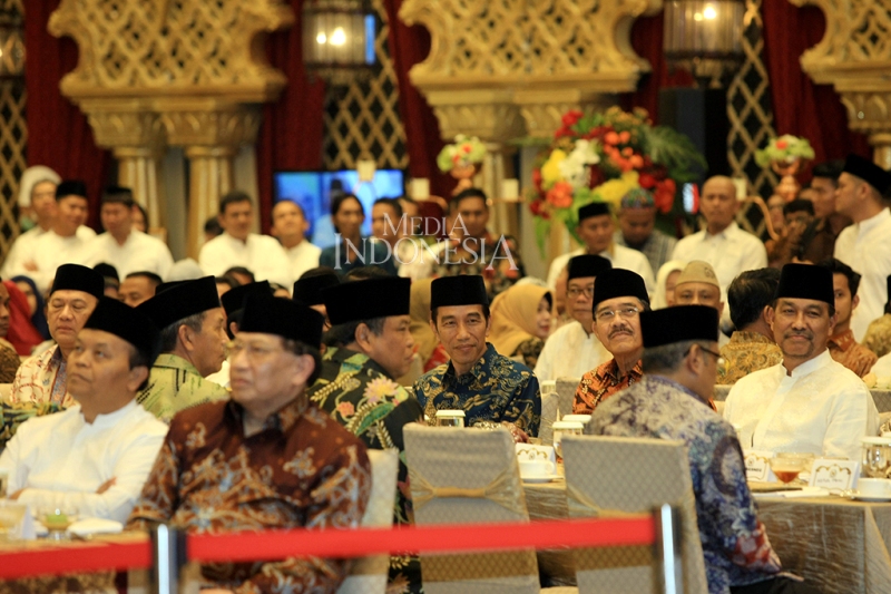 Presiden Joko Widodo menghadiri acara buka bersama di kediaman Ketua DPD Oesman Sapta Odang, Selasa (6/6/2017). Acara ini dihadiri pimpinan dan anggota DPD, pimpinan lembaga negara, pimpinan Parpol, tokoh, ulama dan duta besar negara sahabat. MI/PANCA SYU