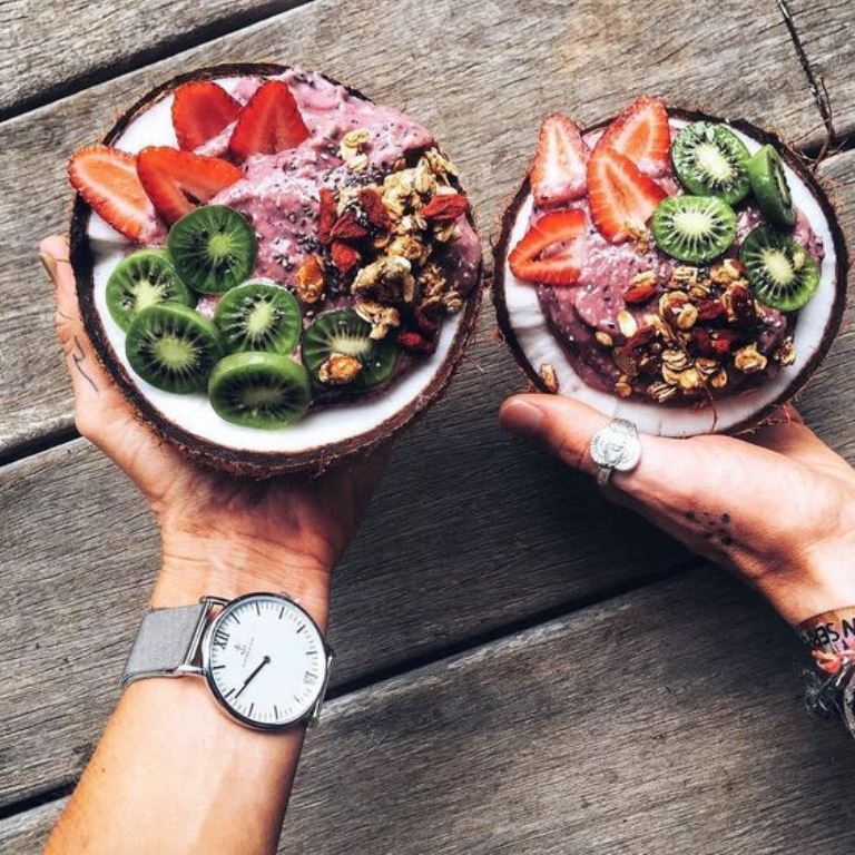 Tiga makronutisi yang terdiri dari karbohidrat, protein, dan lemak tentunya harus ada saat sahur dan buka puasa agar tubuh bisa tetap berfungsi dengan baik. (Foto: Pinterest/Kapten&Son)