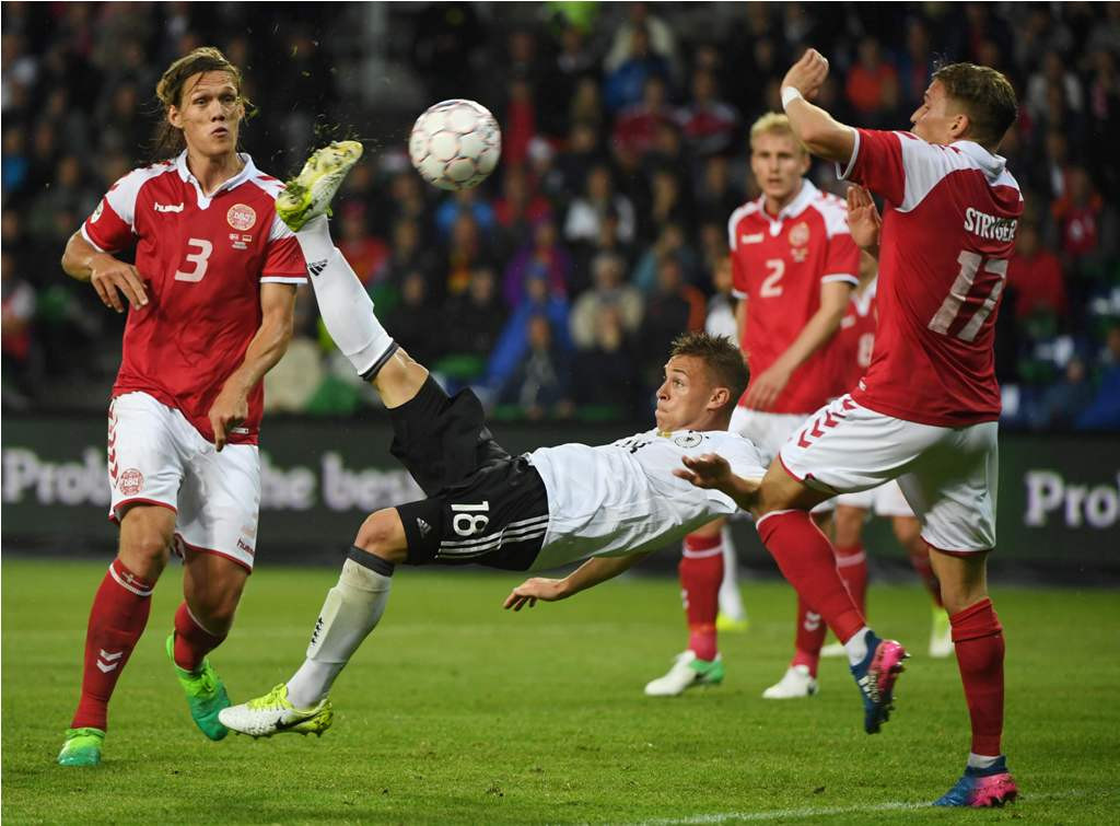 Proses gol penggawa Jerman Joshua Kimmich ke gawang Denmark (AFP PHOTO / PATRIK STOLLARZ)