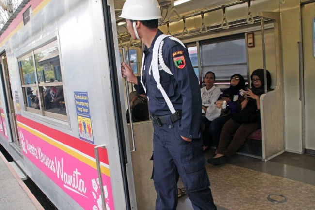 Di Gerbong Khusus, Wanita makin Egois