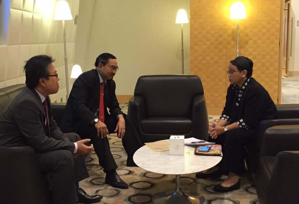 Menlu Retno Marsudi saat mendengarkan penjelasan mengenai kondisi WNI di Qatar dari Dubes RI di Doha (Foto: dok.Kemenlu RI).