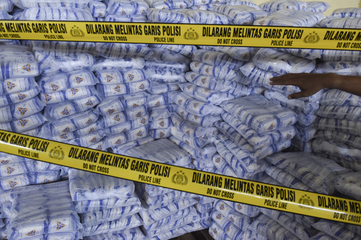 Polisi Segel Gudang Garam Ilegal di Gresik