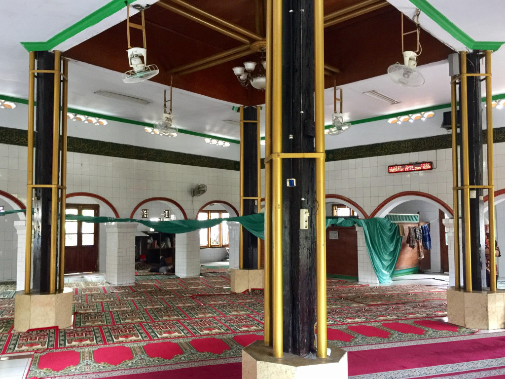 Masjid Kali Pasir Cermin Kerukunan Umat Beragama