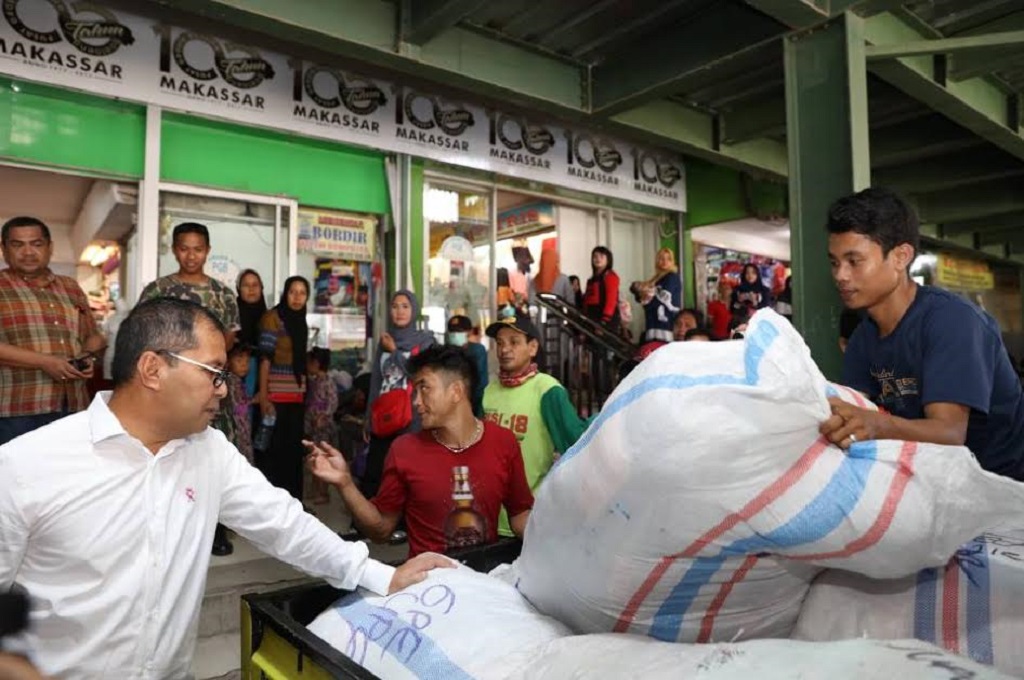 Wali Kota Makassar Danny Pomanto mengunjungi Pasar Butung yang terbakar pada Rabu 7 Juni 2017, MTVN - Andi Aan