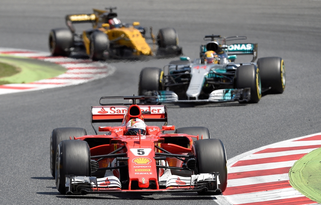 Sebastian Vettel (Ferrari), Lewis Hamilton (Mercedes), dan Nico Hulkenberg (Renault). (LLUIS GENE / AFP)