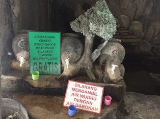 Kisah Air Ajaib di Makam Mbah Priok