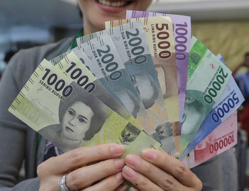 Seorang nasabah menunjukkan uang kertas rupiah baru tahun emisi 2016 (ANTARA FOTO/M N Kanwa)