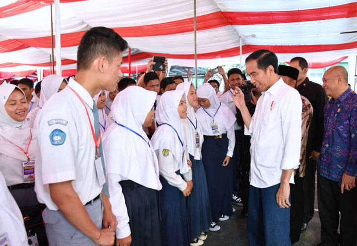 Jokowi Serahkan 1.500 KIP di Kota Tasikmalaya