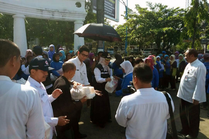 PMI Kota Tegal Bagikan Ratusan Paket Sembako