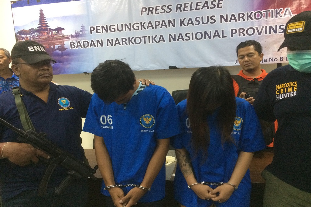 Dua tersangka yang ditangkap karena membawa ribuan butir ekstasi saat mendarat di Bandara Ngurah Rai Denpasar, MTVN - Raiza Andini