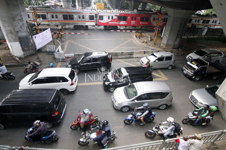 Perlintasan KA Tanjung Barat Ditutup