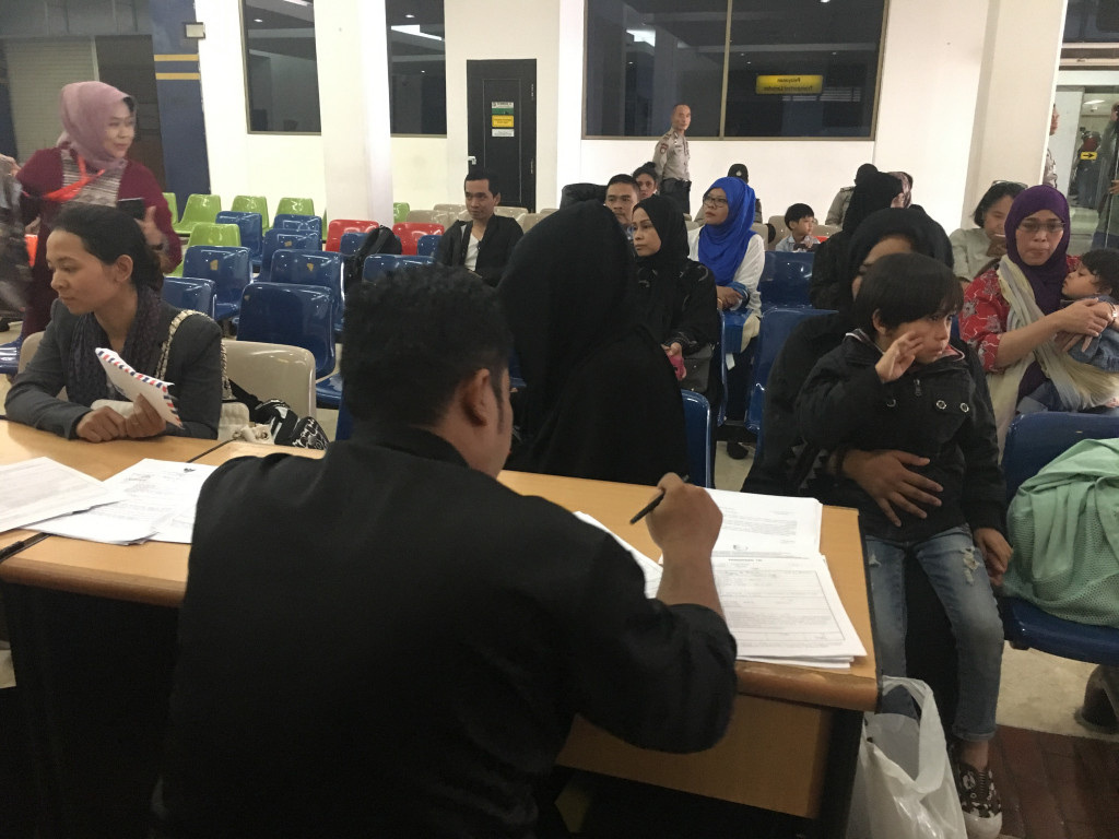 80 WNI peserta amnesti Kerajaan Arab Saudi didata petugas BNP2TKI di Lounge TKI terminal 2 Bandara Soekarno Hatta, Kota Tangerang, Sabtu 10 Juni 2017.