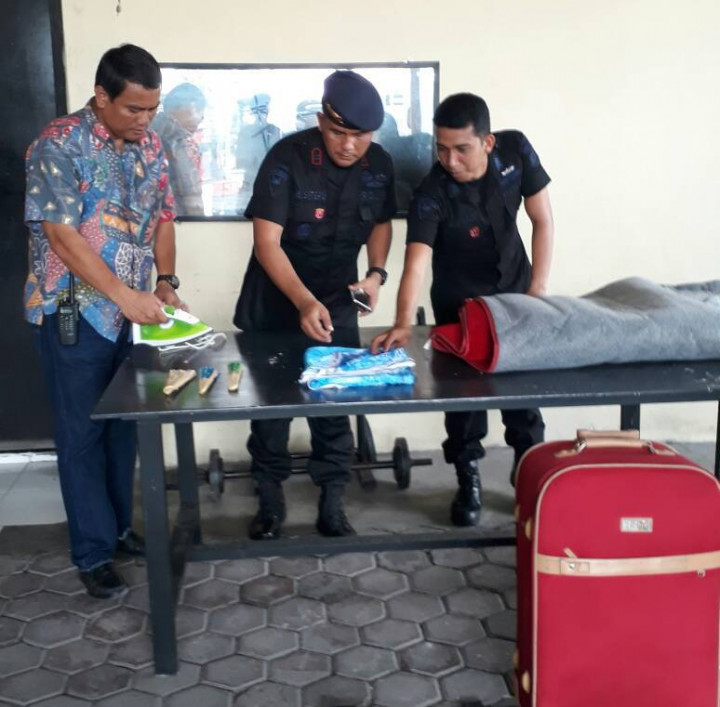 Koper Merah di Asrama Polisi Berisi Pakaian
