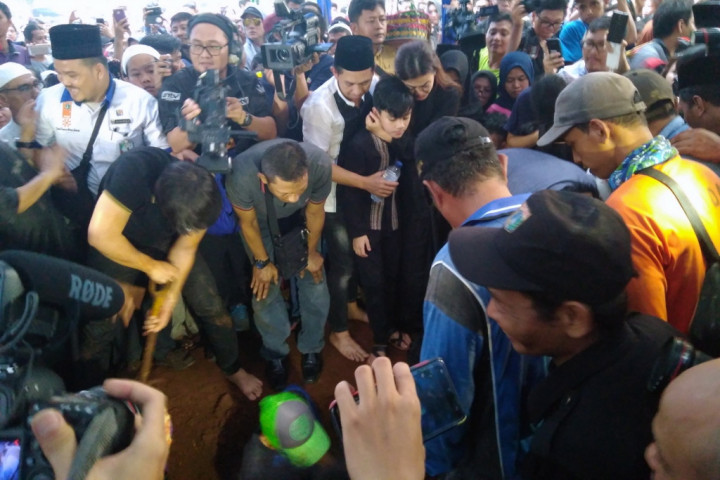 Ratusan Orang Hadiri Pemakaman Julia Perez