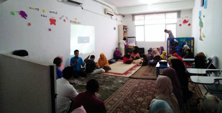 Keceriaan Anak Berkebutuhan Khusus Terima Parsel Lebaran