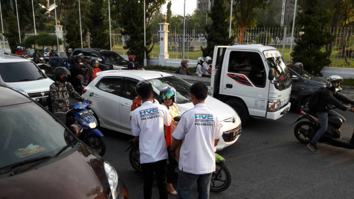 Komunitas Motor Tebar Ribuan Makanan Takjil