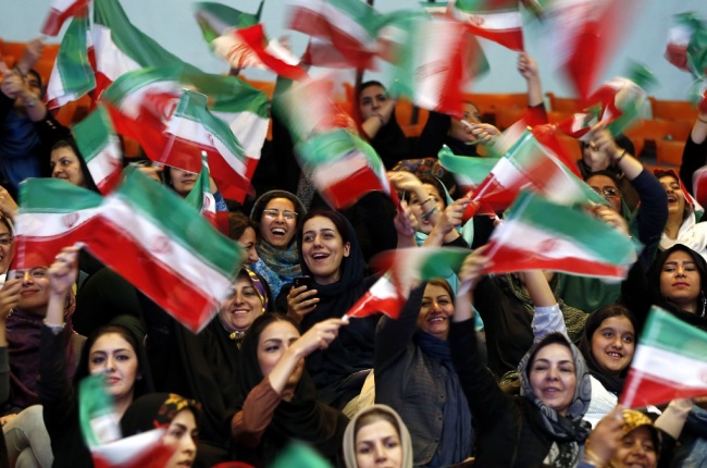 Sejumlah warga mengibarkan bendera Iran. (Foto: AFP)
