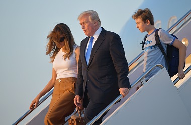 Melania dan Barron Trump Resmi Pindah ke Gedung Putih