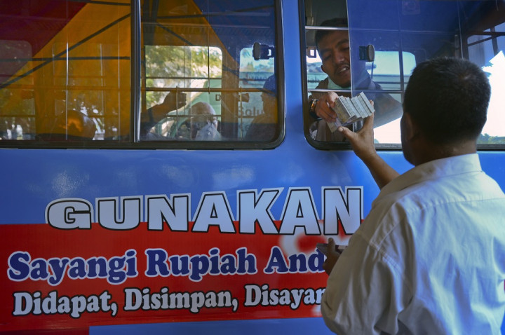 Warga Serbu Loket Penukaran Uang Baru di Medan