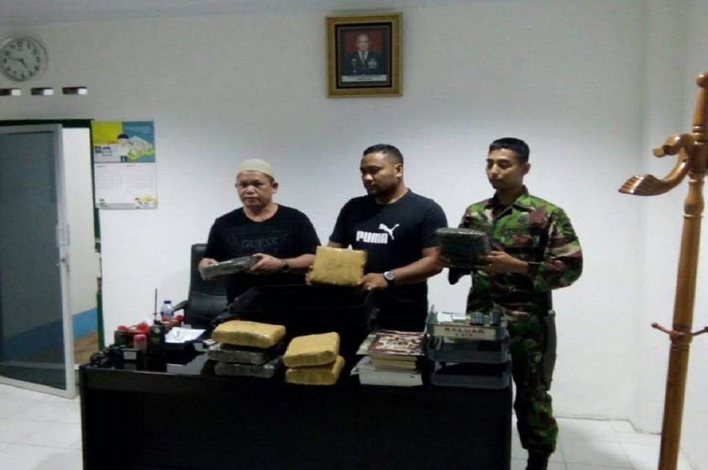 Kodim 0201/BS mengamankan 10 bal ganja kering di pool bus di Medan. MTVN - Farida Noris