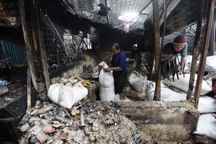 Mengais Puing Pasar Kramat Jati