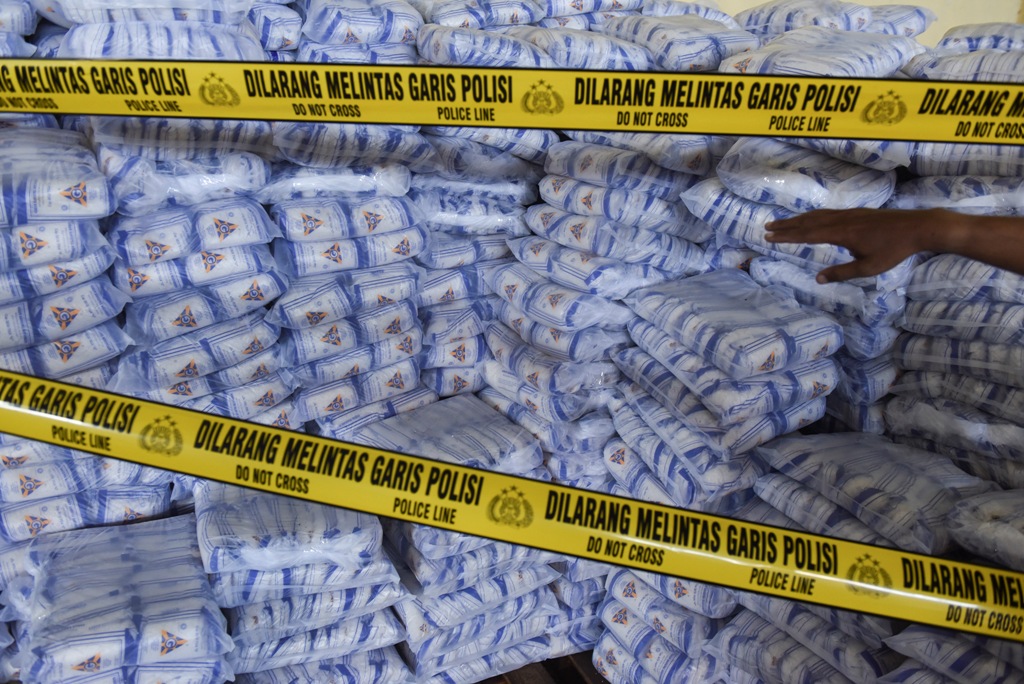 Petugas menunjukkan garam milik PT Garam (persero) yang disegel di dalam gudang oleh Tim Satgas Pangan Mabes Polri. (ANT/Zabur Karuru)