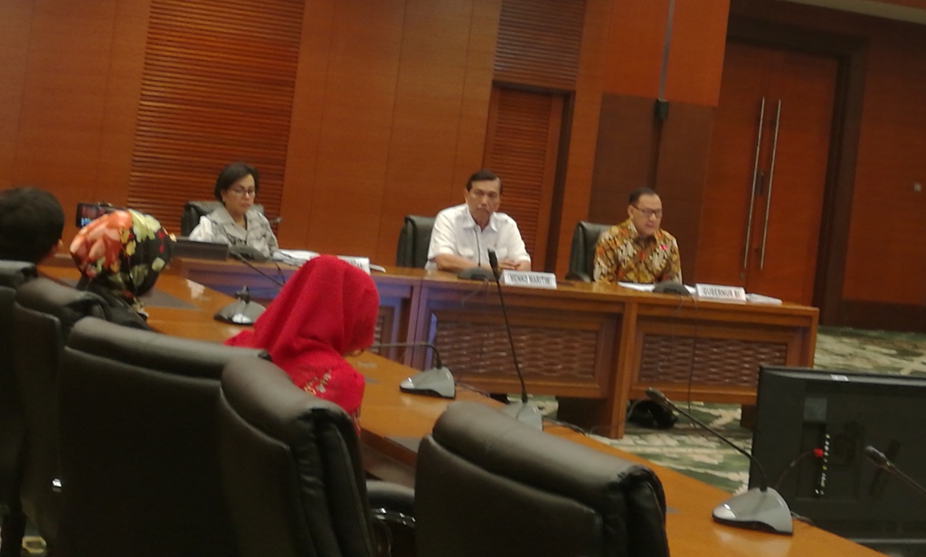 Menteri Koordinator Bidang Kemaritiman Luhut Binsar Panjaitan (tengah). (FOTO: MTVN/Eko Nordiansyah)