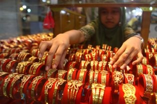 Ilustrasi perhiasan. Foto: Antara/Ari Bowo Sucipto.