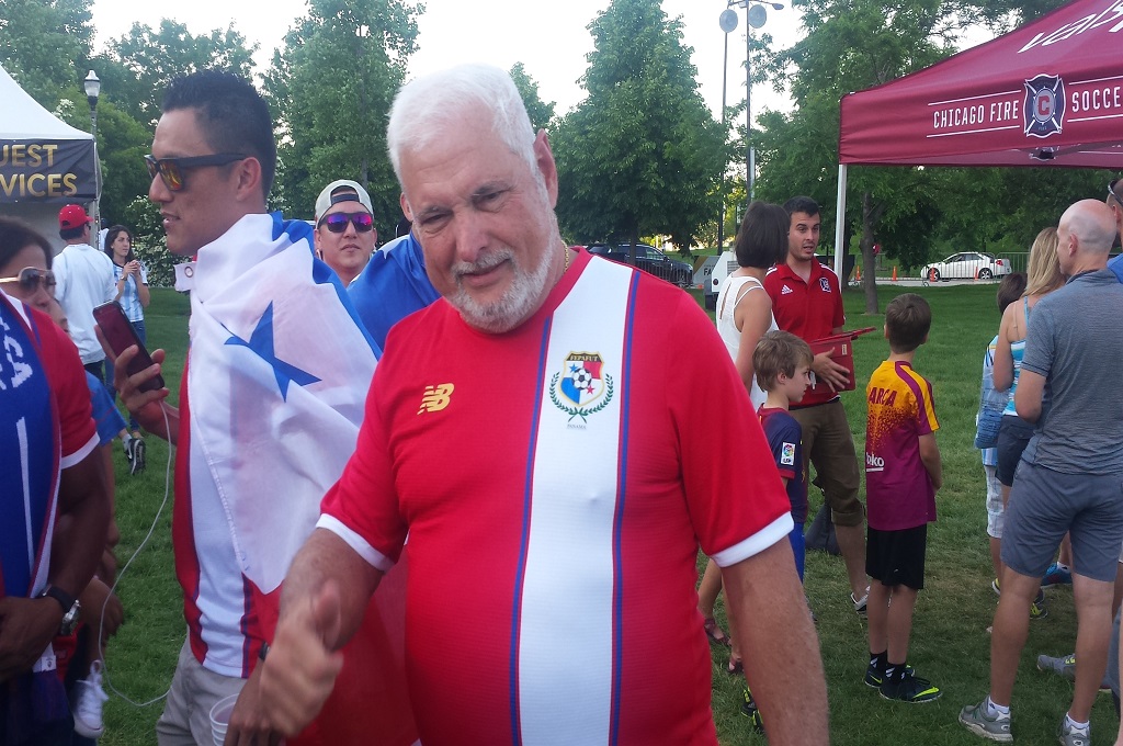 Mantan Presiden Panama Ricardo Martinelli berpose dalam pertandingan sepakbola di Chicago, AS, 10 Juni 2016. (Foto: AFP/STR)