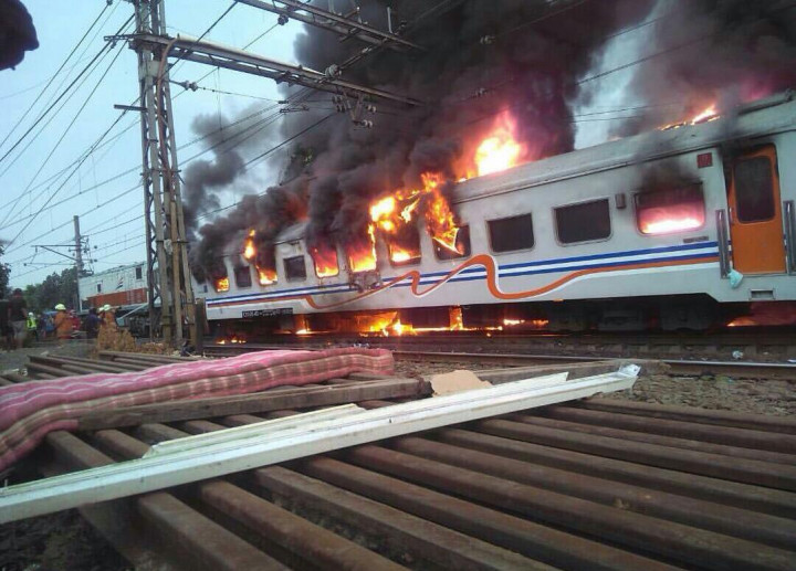 Kereta Api Terbakar di Senen