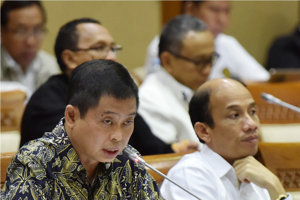 Menteri ESDM Ignasius Jonan (kiri) didampingi Wakil Menteri ESDM Arcandra Tahar (kanan) (ANTARA FOTO/Wahyu Putro A)