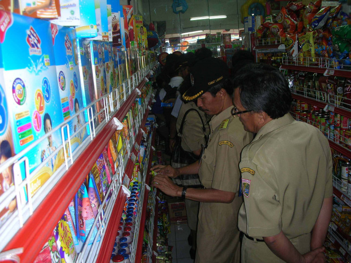 Ritel Modern di Sukabumi Pajang Makanan Kedaluwarsa