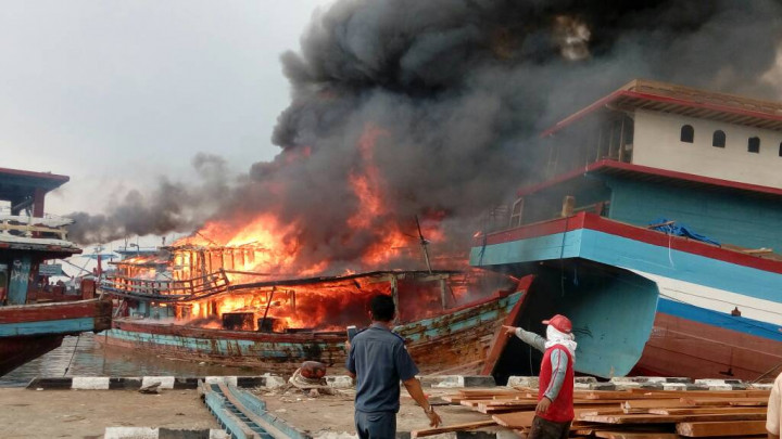 Lima Kapal Ludes Terbakar di Pelabuhan Juwana
