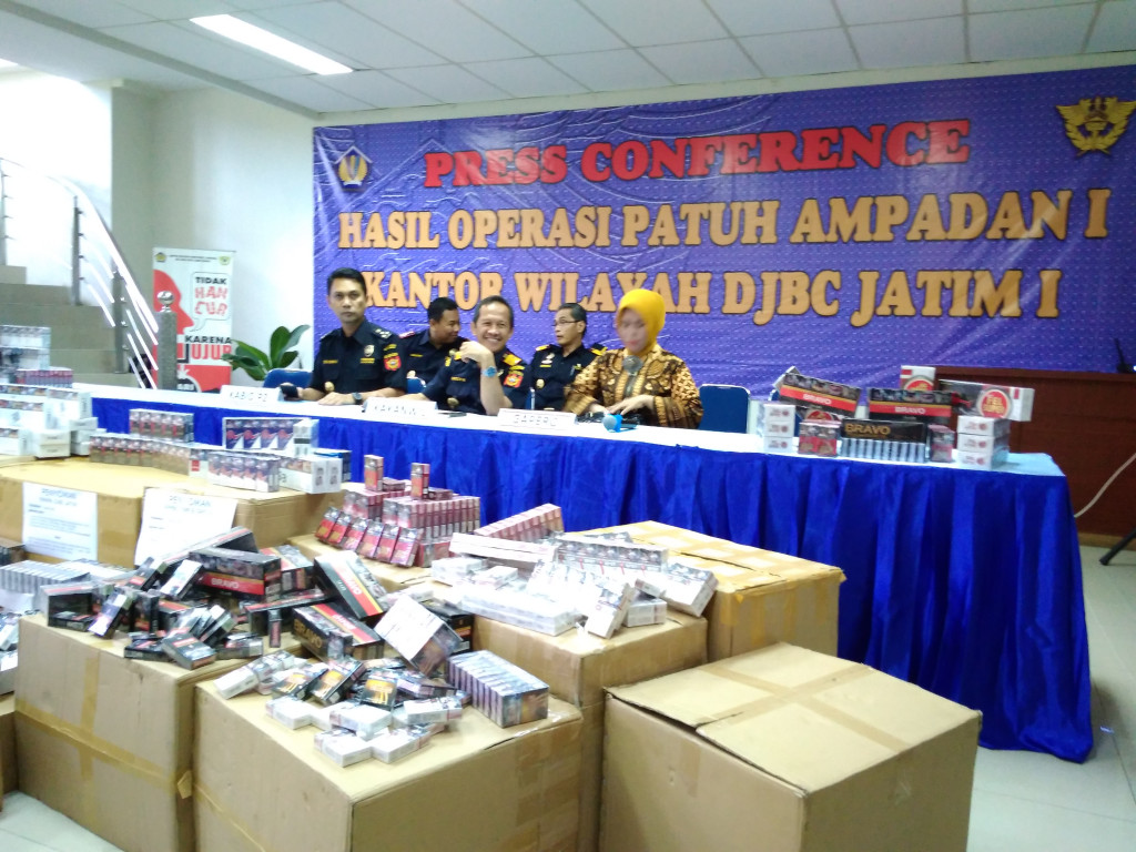 Rilis kasus barang kena cukai ilegal di Kantor Direktorat Jenderal Pajak (DJBC) Jawa Timur I, Rabu, 14 Juni 2017. (Metrotvnews.com/Syaikhul Hadi)