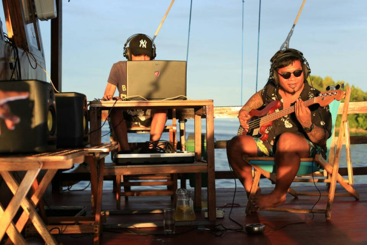 Keseruan Endank Soekamti Rekaman di Atas Kapal Menyusuri Laut Papua