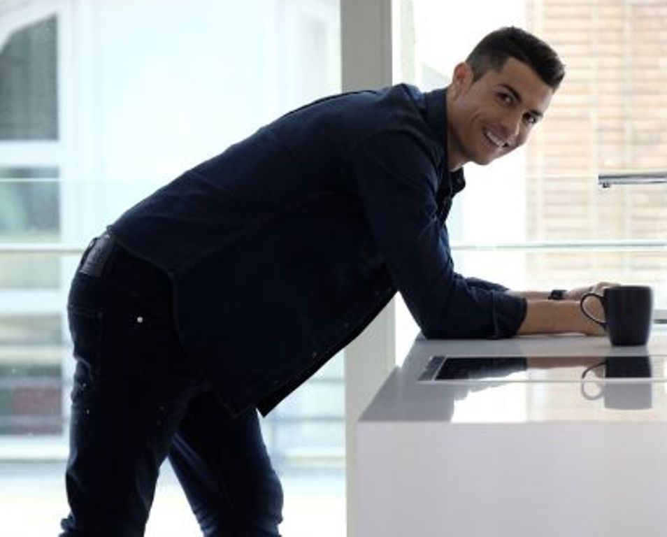 Cristiano Ronaldo menjadi model produk dagangannya sendiri. (Foto: blouinartinfo) 
