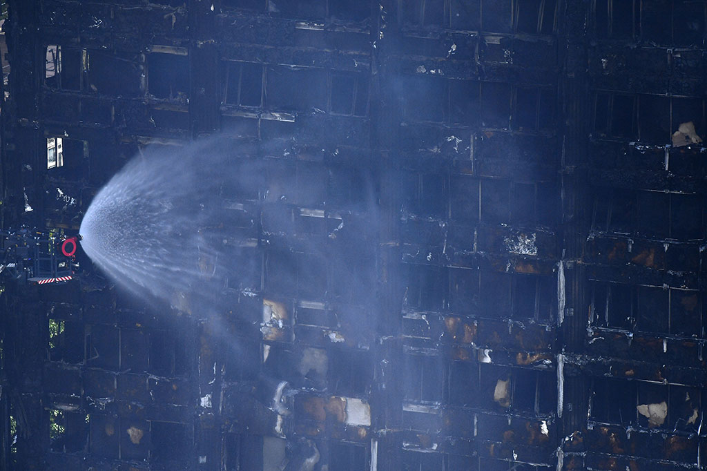 12 Orang Tewas Dalam Kebakaran Apartemen di London