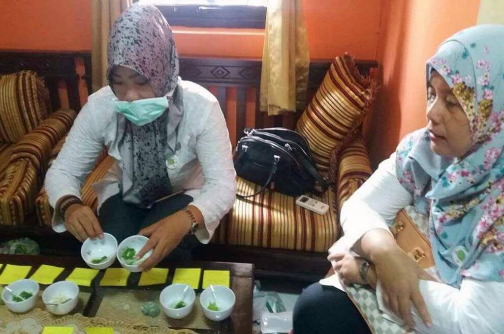 Petugas Dinas Ketahanan Pangan dan Pertanian Banten saat memeriksa sayur mayur yang diperdagangkan di pasar tradisional -- MTVN/Batur Parisi