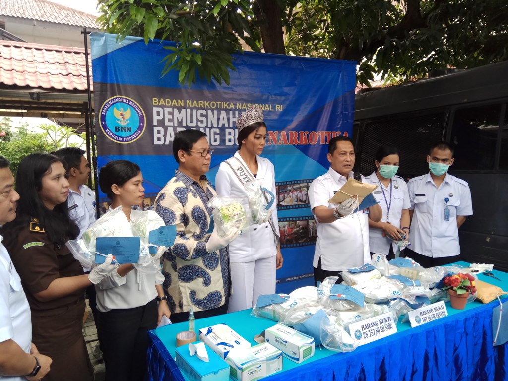 Kepala BNN Komjen Budi Waseso memperlihatkan barang bukti yang akan dimusnahkan. Foto: Metrotvnews.com/Faisal Abdalla