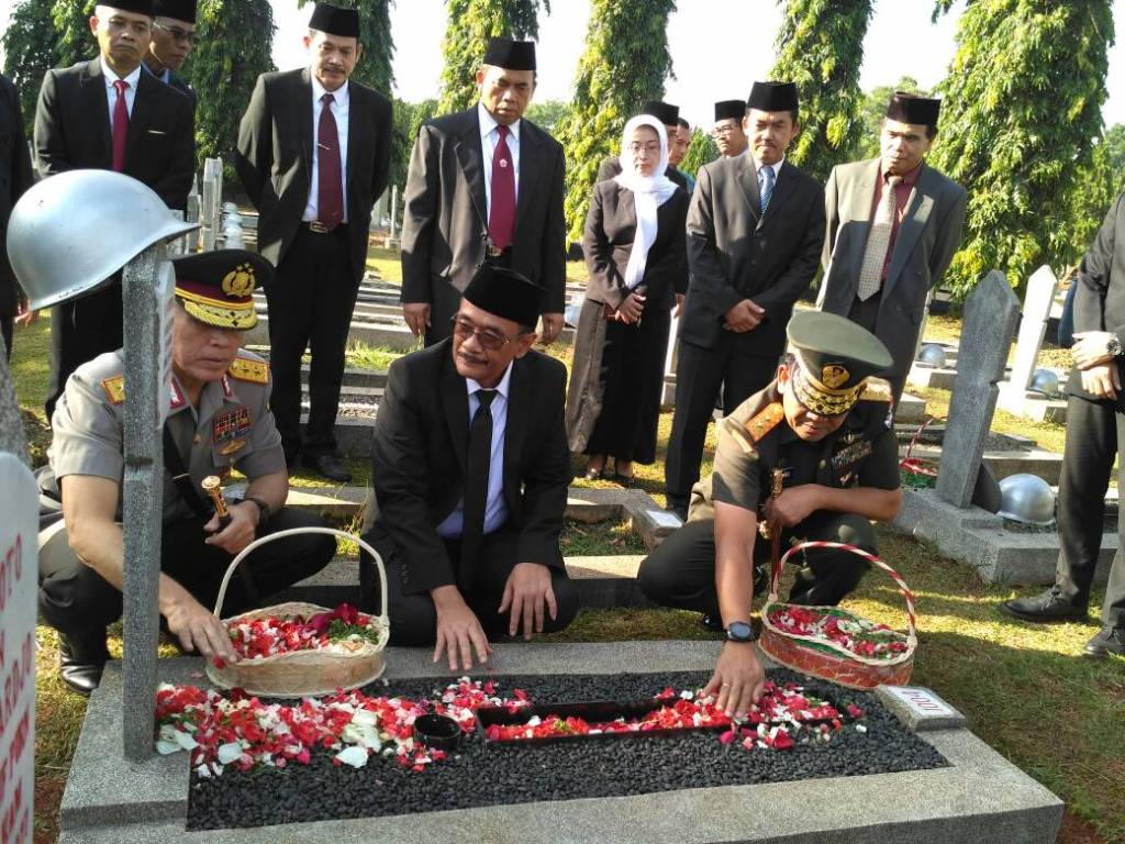 Gubernur DKI Jakarta Djarot Saiful Hidayat (tengah), Kapolda Metro Jaya Irjen Mochamad Iriawan (kiri), dan Pangdam Jaya Mayjen TNI Jaswandi ziarah ke makam para pahlawan. Foto-foto: Metrotvnews.com/Nur Azizah