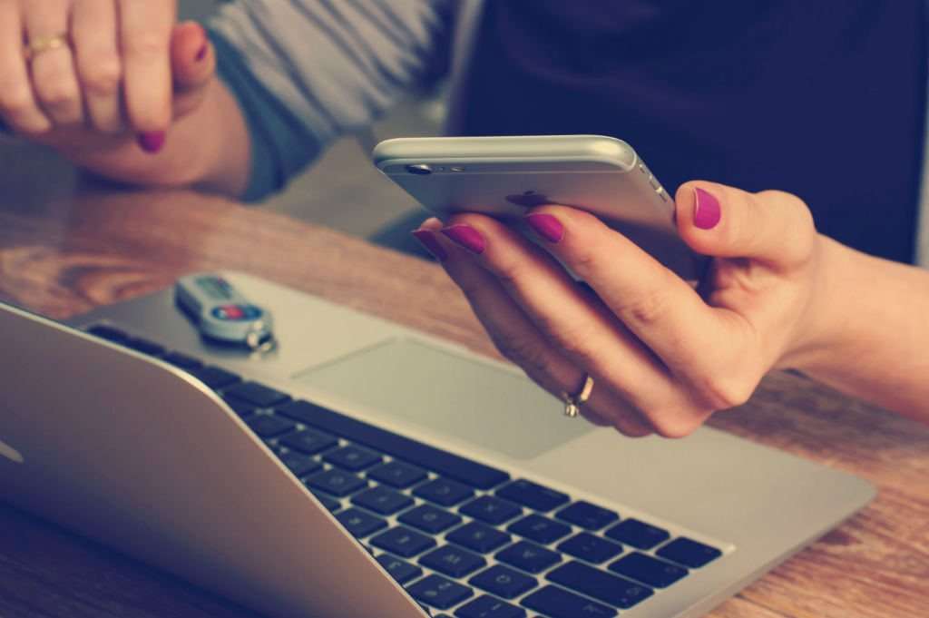 Penggunaan peramban mobile oleh perempuan sama dengan penggunaan laki-laki.