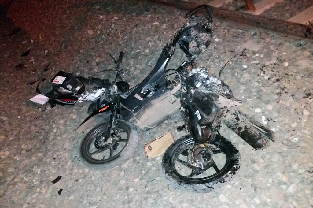 Dua sepeda motor korban di palang pintu perlintasan Desa Tegorejo, Kecamatan Pegandon, Kendal, Jawa Tengah -- MTVN/Iswahyudi